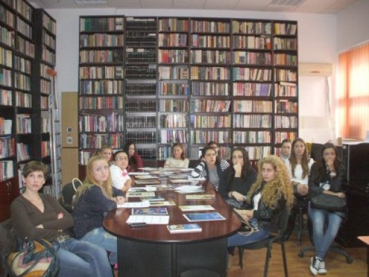 Elevii de la Virgil Madgearu, la American Corner
